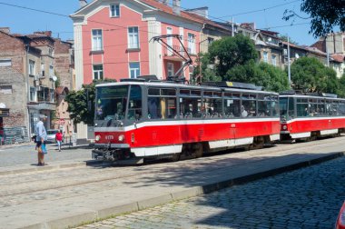 07 30 2021 Sofya Bulgaristan Sokak trafik sahnesi, sarı vintage tramvay ve yayalar