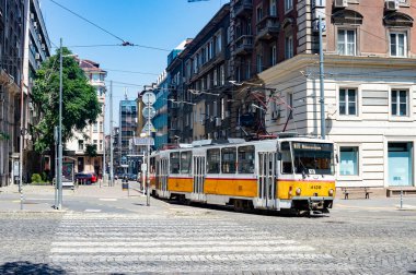 07 30 2021 Sofya Bulgaristan Sokak trafik sahnesi, sarı vintage tramvay ve yayalar