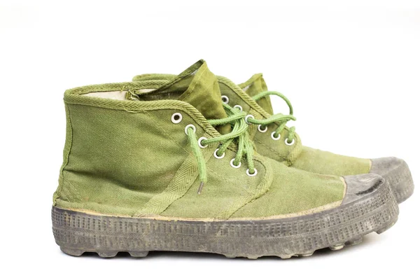 白色背景的旧绿色远足靴 — 图库照片
