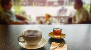 Kahve molasında yabancı erkekler ve Taylandlılar buluşuyor..