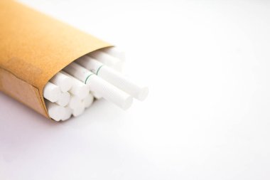 Beyaz arka planda sigara paketi.