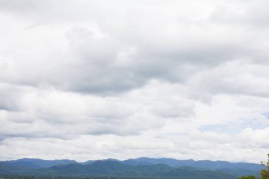 Bulutlar ve mavi gökyüzü soyut arkaplan.