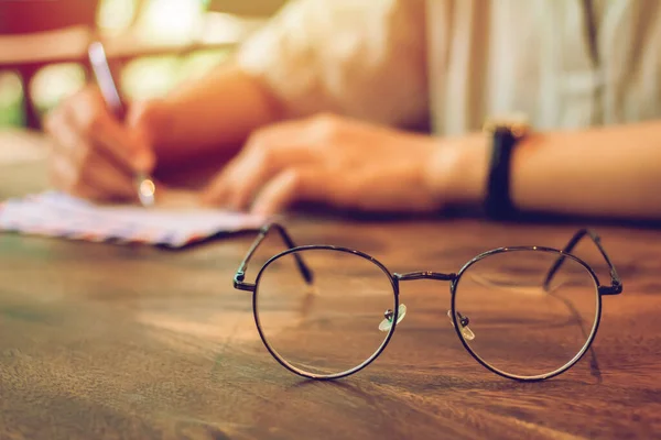 Lunettes Vintage Sur Table Bois Homme Tenant Stylo Écrivant Papier — Photo