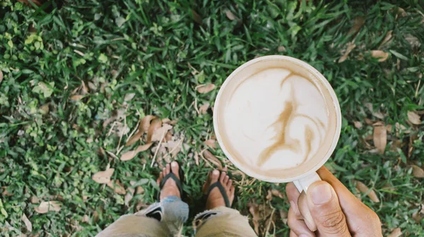 Persone Indossano Scarpe Infradito Tengono Una Tazza Caffè Caldo Latte — Foto Stock