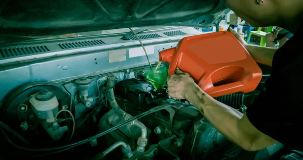 Reparador Mecánico Está Vertiendo Aceite Motor Cambio Taller —  Fotos de Stock