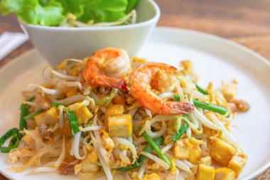 Kızarmış pirinç eriştesi, karidesli fasulye filizi, tahtadan Tayland yemeği.