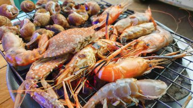 Izgara et ve karides, yengeç, sobada kabuklu deniz ürünleri. Yiyecek konsepti