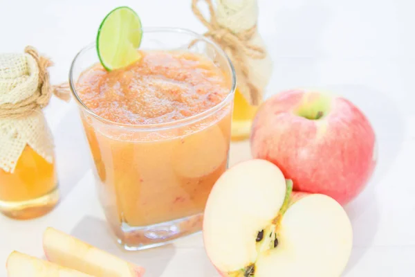 Blended Fresh Apple Juice Smoothie Honey Bee Lemon Beverage Healthy — Stock Photo, Image