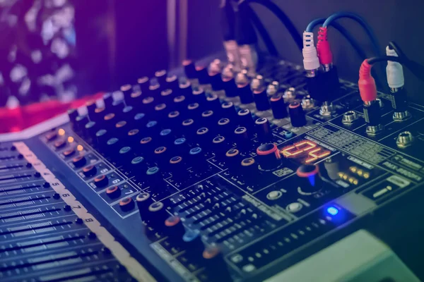 Müzik Mikseri Elektronik Kontrol Panelini Karıştıran Ses Kaydı Stüdyosu Yumuşak — Stok fotoğraf