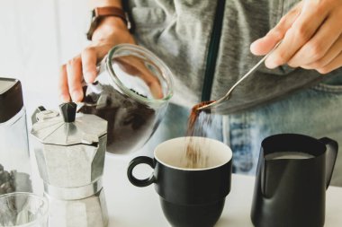 Teçhizatla sıcak kahve yapan profesyonel barmen. Mutfaktaki barda demlenen alet.