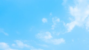 Hava durumunda mavi gökyüzü ve bulutlar açık havada doğa çevresi soyut arkaplan