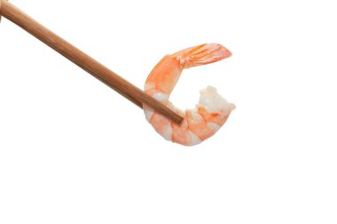 Bambu çubukları sıkılmış, kaynamış karides izole edilmiş beyaz arka plandadır. 