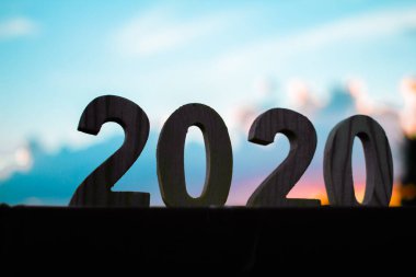 2020 Yeni Yılınız kutlu olsun. Gökyüzü ve bulutların alacakaranlığı doğayla iç içe. kutlama