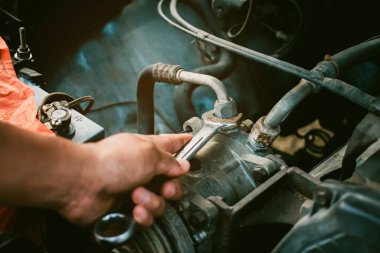 Tamirci, küçük işletme hizmeti, İngiliz anahtarı, vida sökme konsepti, arabayı tamir etme. Instagram tarzı filtre fotoğraf vintage tonu