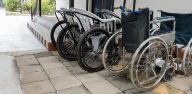 Hastalar için boş tekerlekli sandalyeler yürüyemez. Metnin için hastane kopyalama alanında