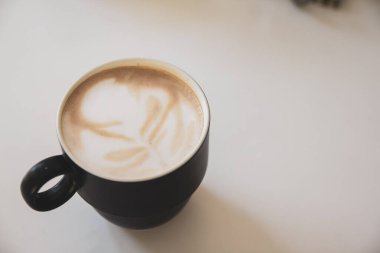 Metnin için beyaz tahta fotokopi masasının üzerinde kahve fincanı.