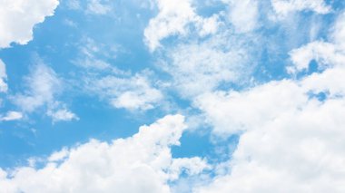 Gündüz arkaplanında bulutlu mavi gökyüzünün doğası