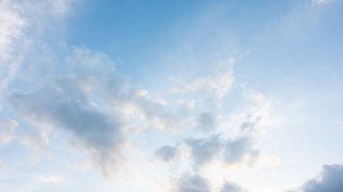 Mavi gökyüzünün doğası, gün ışığında bulutlar ve günbatımı.