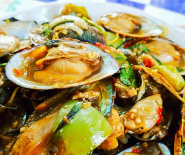 Kapatın. Patlıcan, fesleğen, taze ve lezzetli kırmızı biber, deniz ürünü, Tayland yemeği...