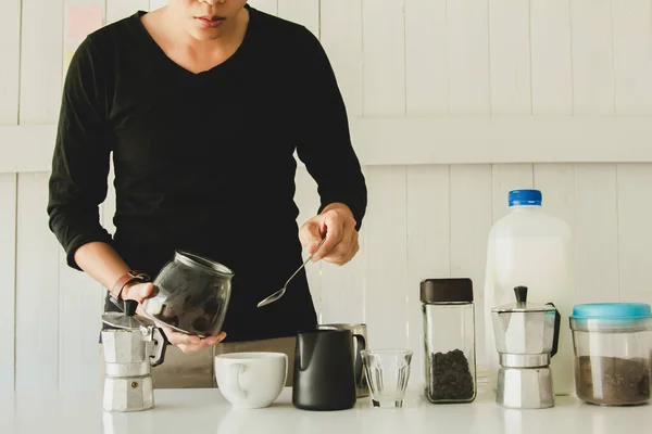 Profesional Barista Haciendo Café Caliente Con Equipo Herramienta Elaboración Cerveza —  Fotos de Stock