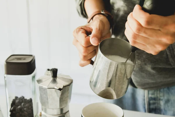 Profissional Barista Fazendo Café Quente Com Equipamentos Ferramenta Fabricação Cerveja — Fotografia de Stock