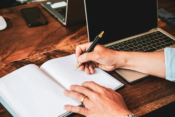 Zakenman Papier Schrijven Rekenmachine Gebruiken Het Berekenen Van Bonus Andere — Stockfoto