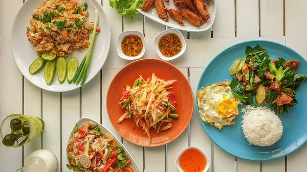 Essen Mit Gebratenem Reis Mit Eiern Gemüse Papayasalat Gebratenes Huhn — Stockfoto