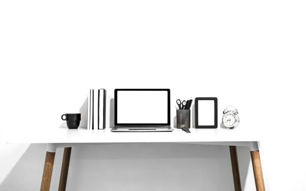 Tecnologia Digitale Laptop Con Schermo Bianco Libro Cornice Tazza Caffè — Foto Stock