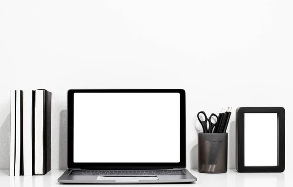 Цифрові Технології Ноутбук Порожнім Екраном Книгою Рамка Зображення Білому Столі — стокове фото