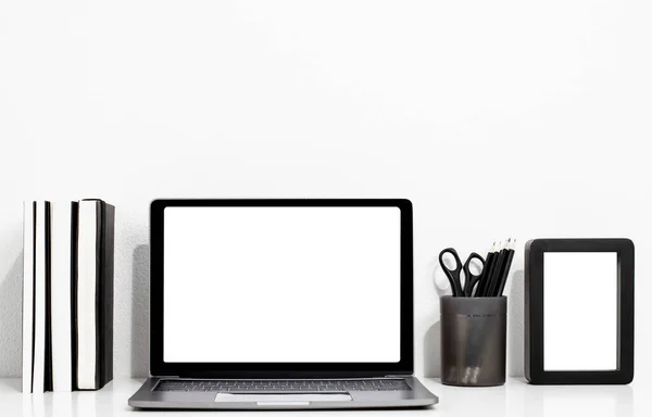 Digitale Technologie Laptop Met Blanco Scherm Boek Fotolijstje Witte Tafel — Stockfoto