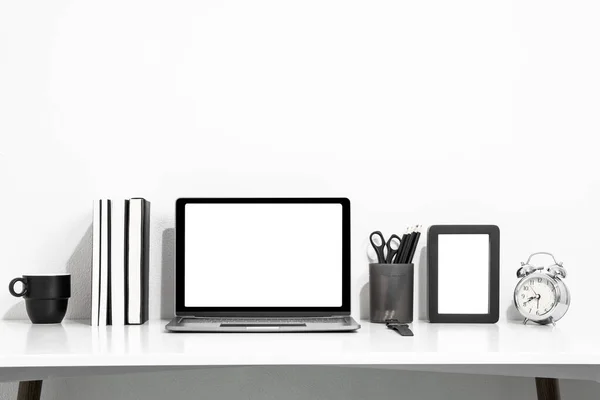 Digitale Technologie Laptop Met Blanco Scherm Boek Fotolijstje Kopje Koffie — Stockfoto