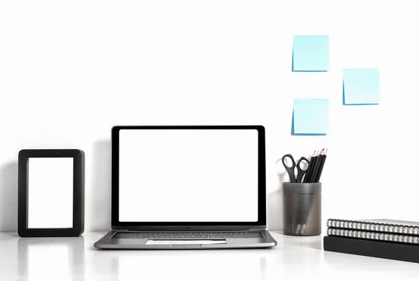 Digitale Technologie Laptop Met Blanco Scherm Boek Fotolijstje Witte Tafel — Stockfoto