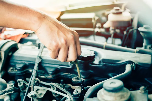 Mecánico Mano Reparación Coches Control Nivel Aceite Vintage Tono Enfoque —  Fotos de Stock