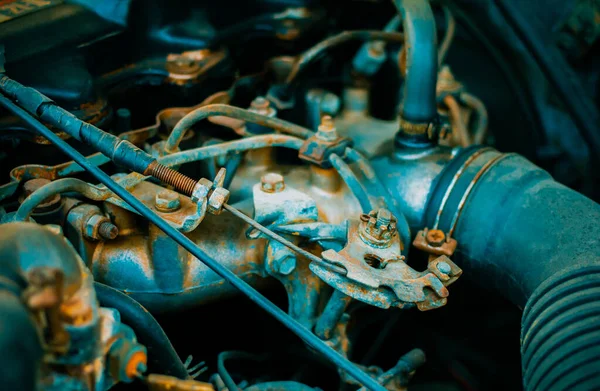 Paslı eski bir araç motoru. Bir araba konsepti klasik ton filtresini tamir et