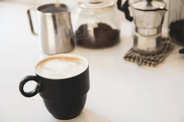 Кофе Чашки Оборудованием Делают Кофе Мокапот Бобы Белом Столе Дерева — стоковое фото