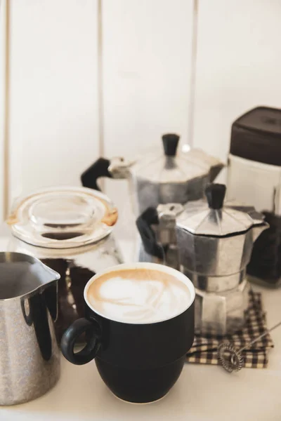 Café Taza Con Equipo Hacer Café Mokapot Frijol Sobre Mesa — Foto de Stock