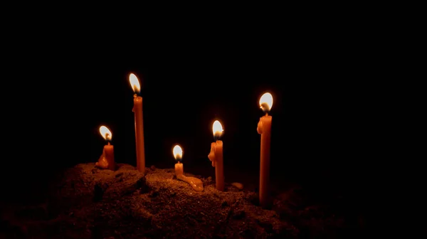 Luz Velas Grupo Luz Brilhante Areia Noite Escura Conceito Religião — Fotografia de Stock