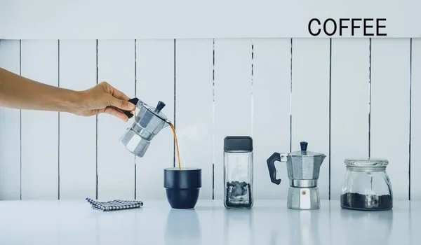 Barista Está Vertiendo Agua Café Moka Olla Taza Una Madera — Foto de Stock