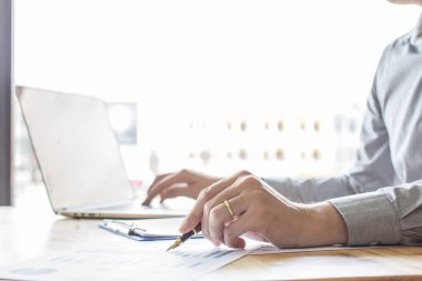 Ekonominin yukarı ve aşağı yol haritasını tartışmak ve dizüstü bilgisayar üzerinde çalışmak için iş yerini kapatın.