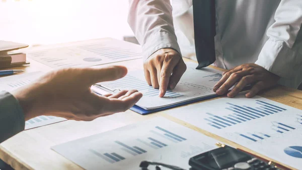 Gente Negocios Punto Encuentro Para Discutir Planificar Trazar Ascenso Caída — Foto de Stock