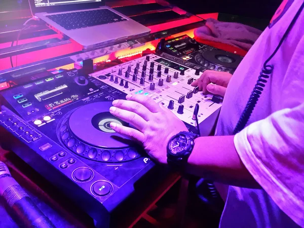 DJ 'ler pikabın plaka plaka karıştırıcı gece partisi barlarıdır ve günbatımı arka planı hafiftir..