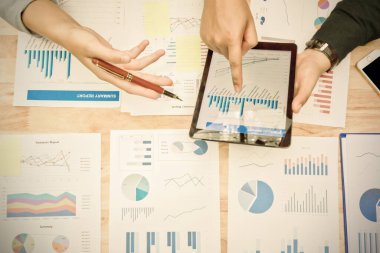 Tahıl gürültüsü, iş adamları ekonominin yukarı ve aşağı grafiğini tartışmak ve tablet üzerinde çalışmak için toplantı noktası. Üst görünüm