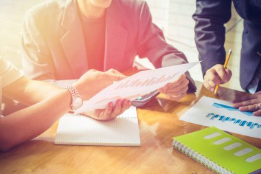 İş kurun. Ofiste grup toplantısı ve konuşma.