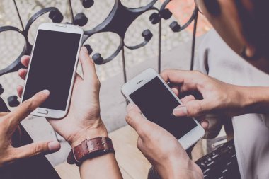 Kafe, Vintage Tonu 'ndaki mesajınız için cep telefonuna dokunan ve boş fotokopi alanı olan kadın ve erkeklerin ellerini kapatın.