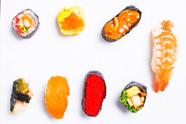 Sushi Sashimi ve suşi dürümleri beyaz arka planda servis edilir.
