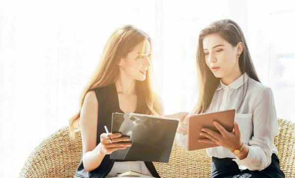 Asiatische Frauen Geschäftsleute Lächeln Treffen Sprechende Wirtschaft Und Arbeiten Laptop — Stockfoto