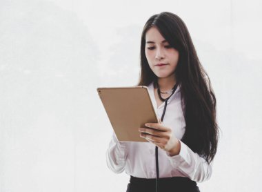 Yumuşak odak bulanıklığı. Tablet kullanan bir kadın doktor. Sağlık sigortası kavramı.