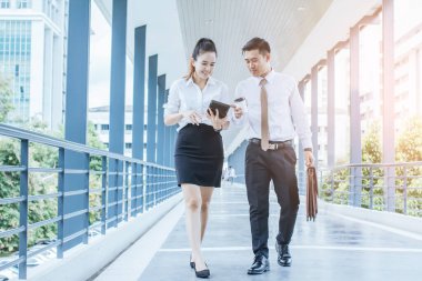 İş adamı ve kadın tablet kullanıyor. Reklamlarda kullanılan ticari süreçlerden bahsediyorum. Birlikte iki taraf için de faydalı olacak.