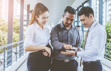 İş adamı ve kadın tablet kullanıyor. Reklamlarda kullanılan ticari süreçlerle ilgili toplantılar. Birlikte iki taraf için de faydalı olacak.