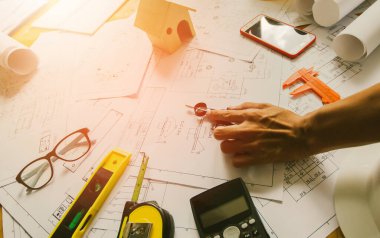 Konsept mimarlar, ekipman mimarları Ofiste bir planla, Vintage, Sunset ligth. seçici odaklanma